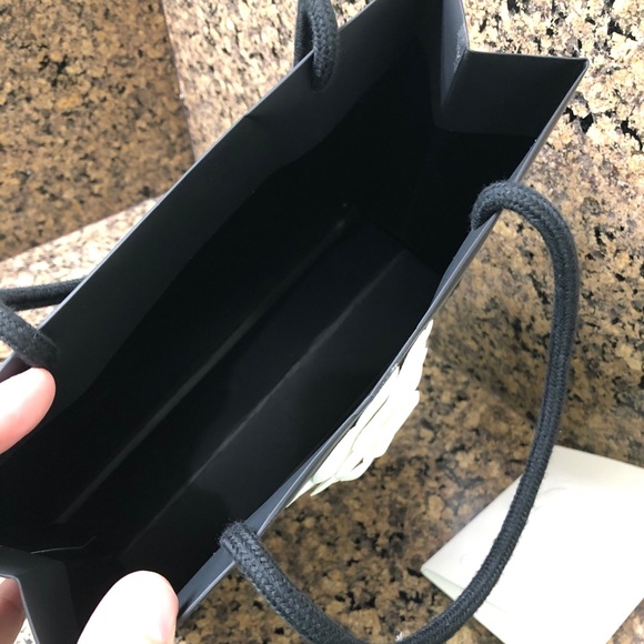 CHANEL Camellia Flower + Gift Bag + Camellia Card - Picture 10 of 13